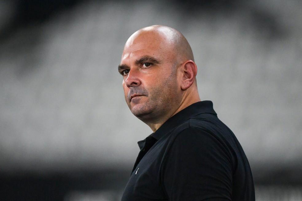 Carlos Leiria, treinador interino do Botafogo