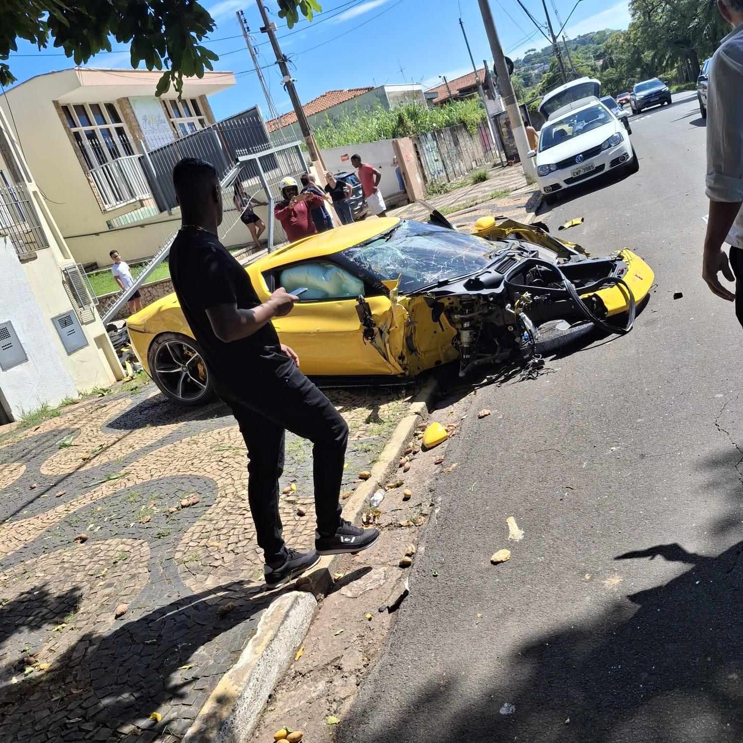 Ferrari bate em muro em Campinas