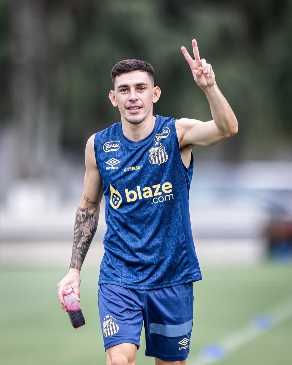 Escobar deve retomar seu posto de titular na lateral esquerda do Santos