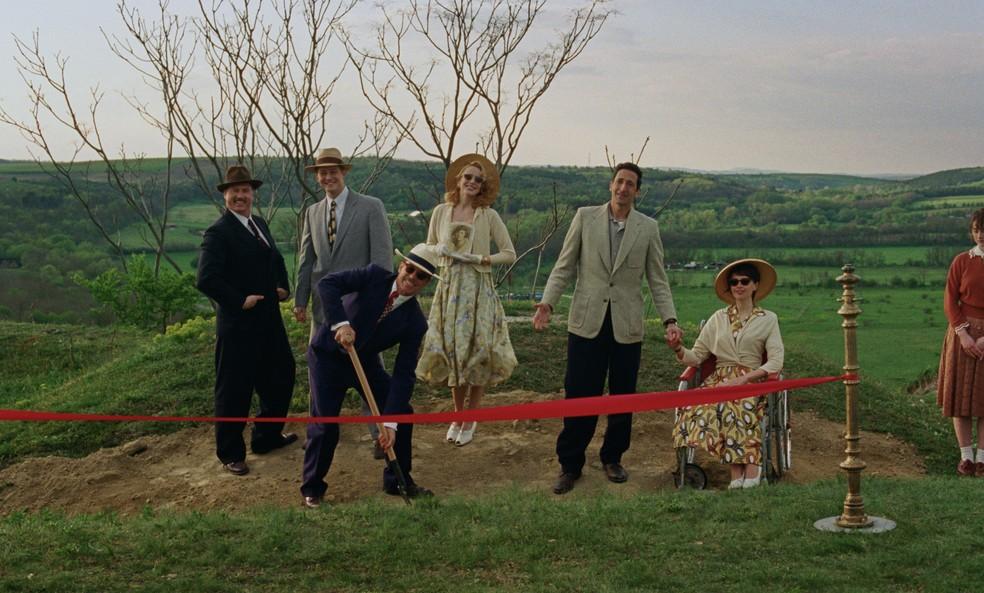 Joe Alwyn, Guy Pearce, Stacy Martin, Adrien Brody, Felicity Jones e Raffey Cassidy em cena de 'O brutalista'