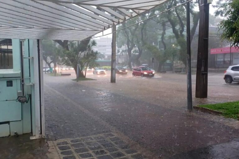 Fortes chuvas provocam alagamentos em Curitiba: saiba mais sobre os estragos