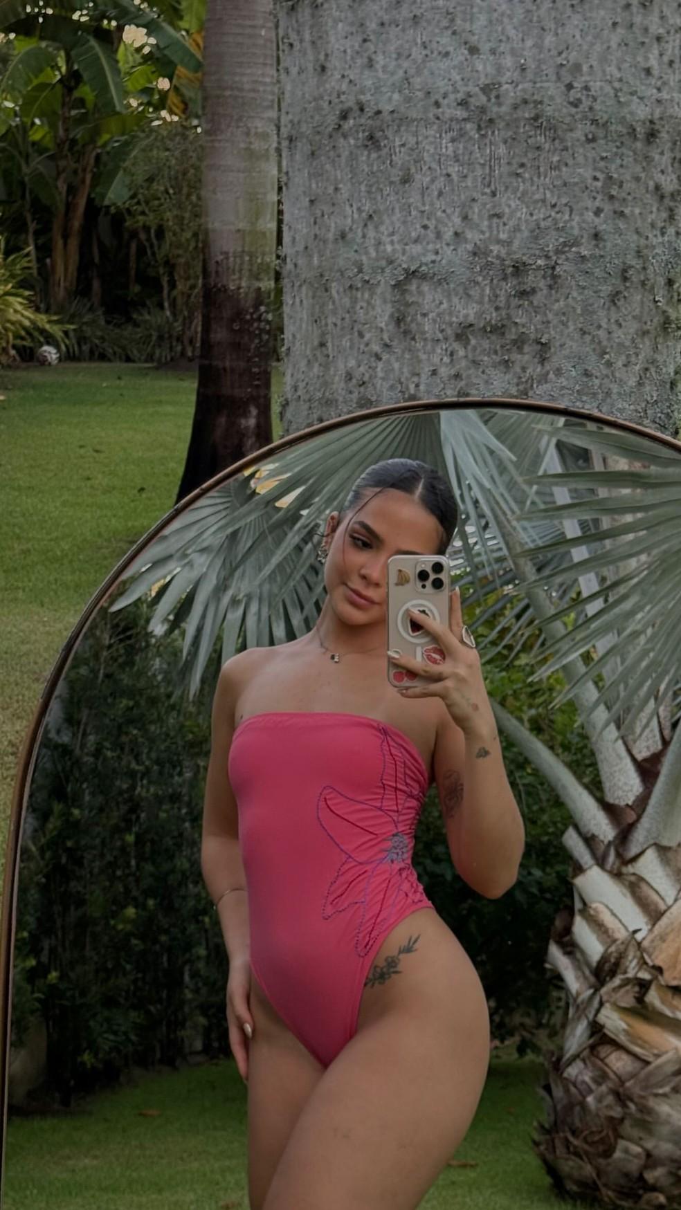 Mel Maia desfrutando de um dia de piscina, mostrando sua tatuagem na virilha.