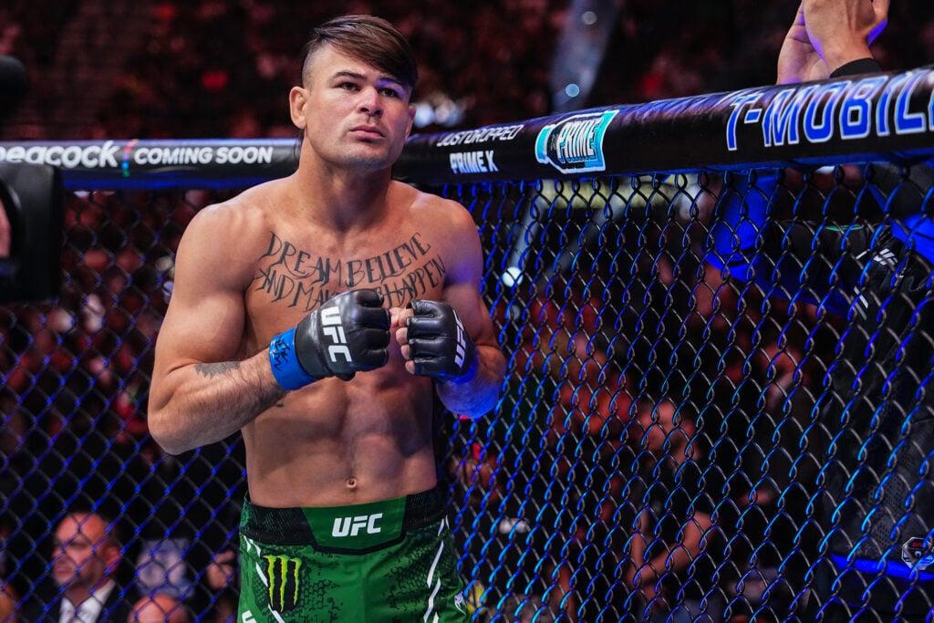 Diego Lopes e Alexander Volkanovski prontos para enfrentamento pelo título vago do UFC