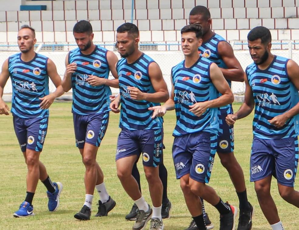 Parte do elenco do Jacobina em treino