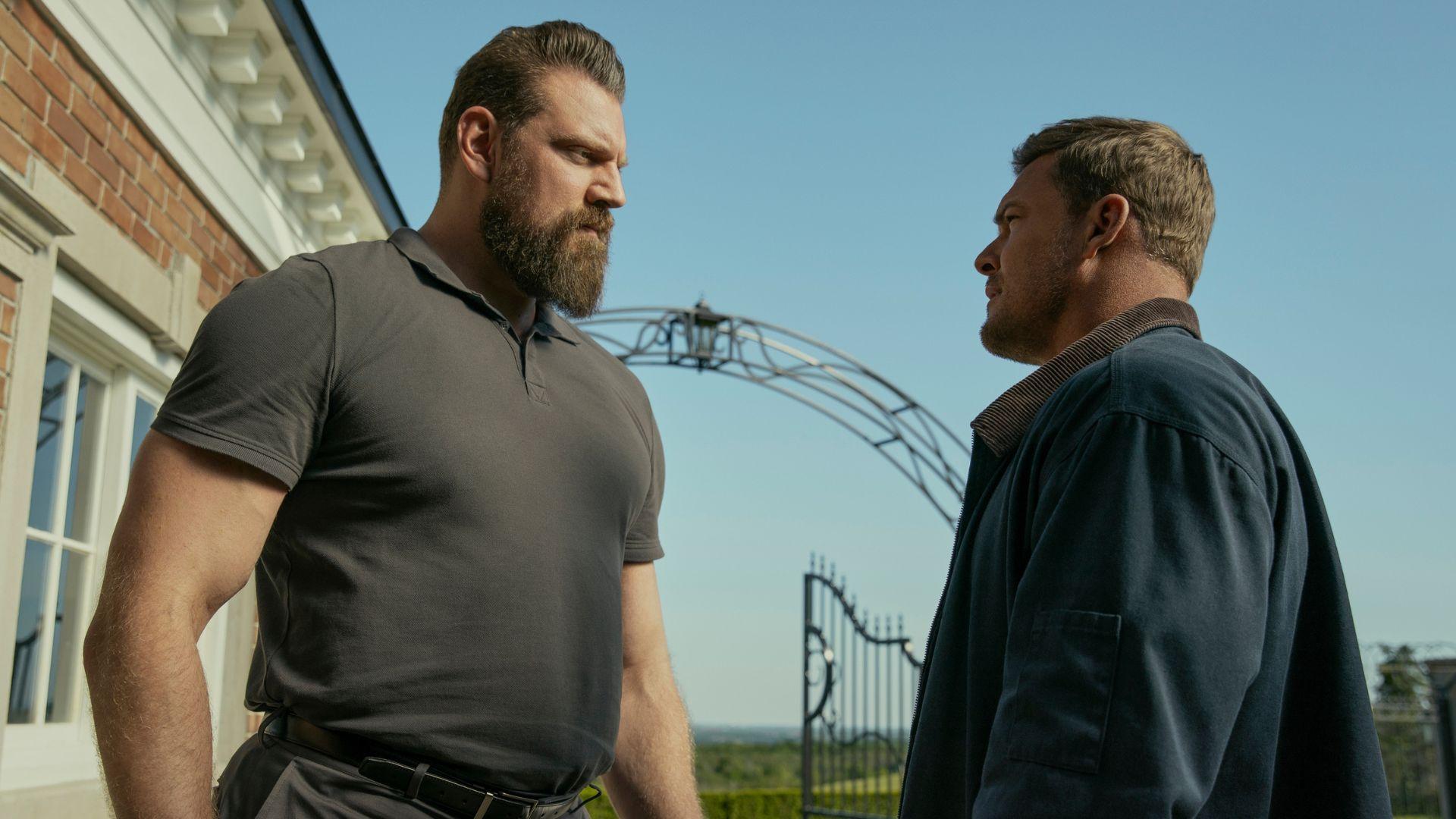 Olivier Richters e Alan Ritchson em cena da terceira temporada de Reacher.
