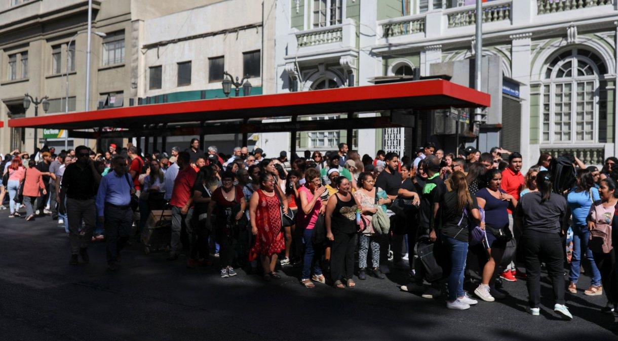 Pessoas se reúnem em rua de Santiago após apagão de grande proporção no Chile