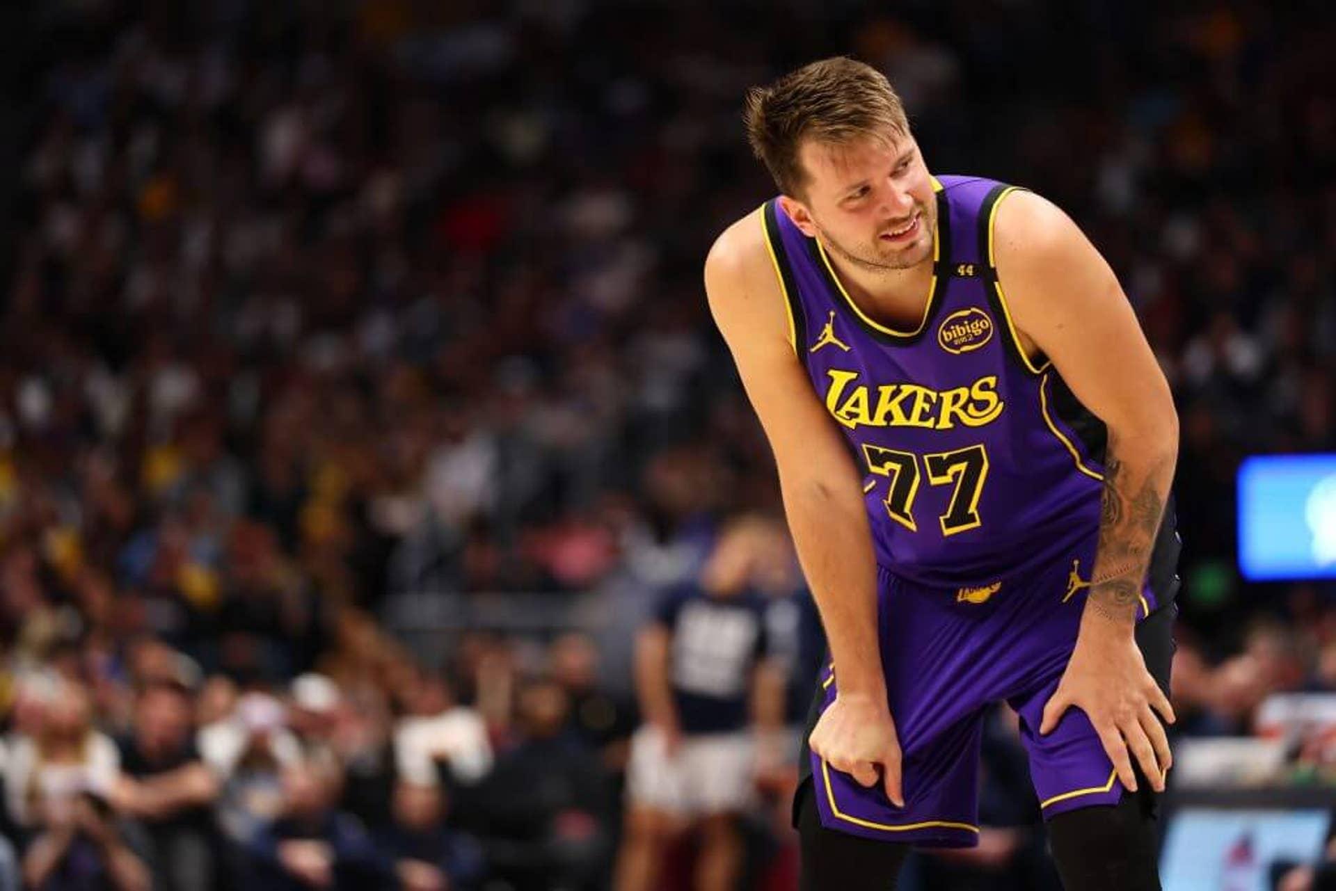 Luka Dončić observa o jogo contra os Denver Nuggets