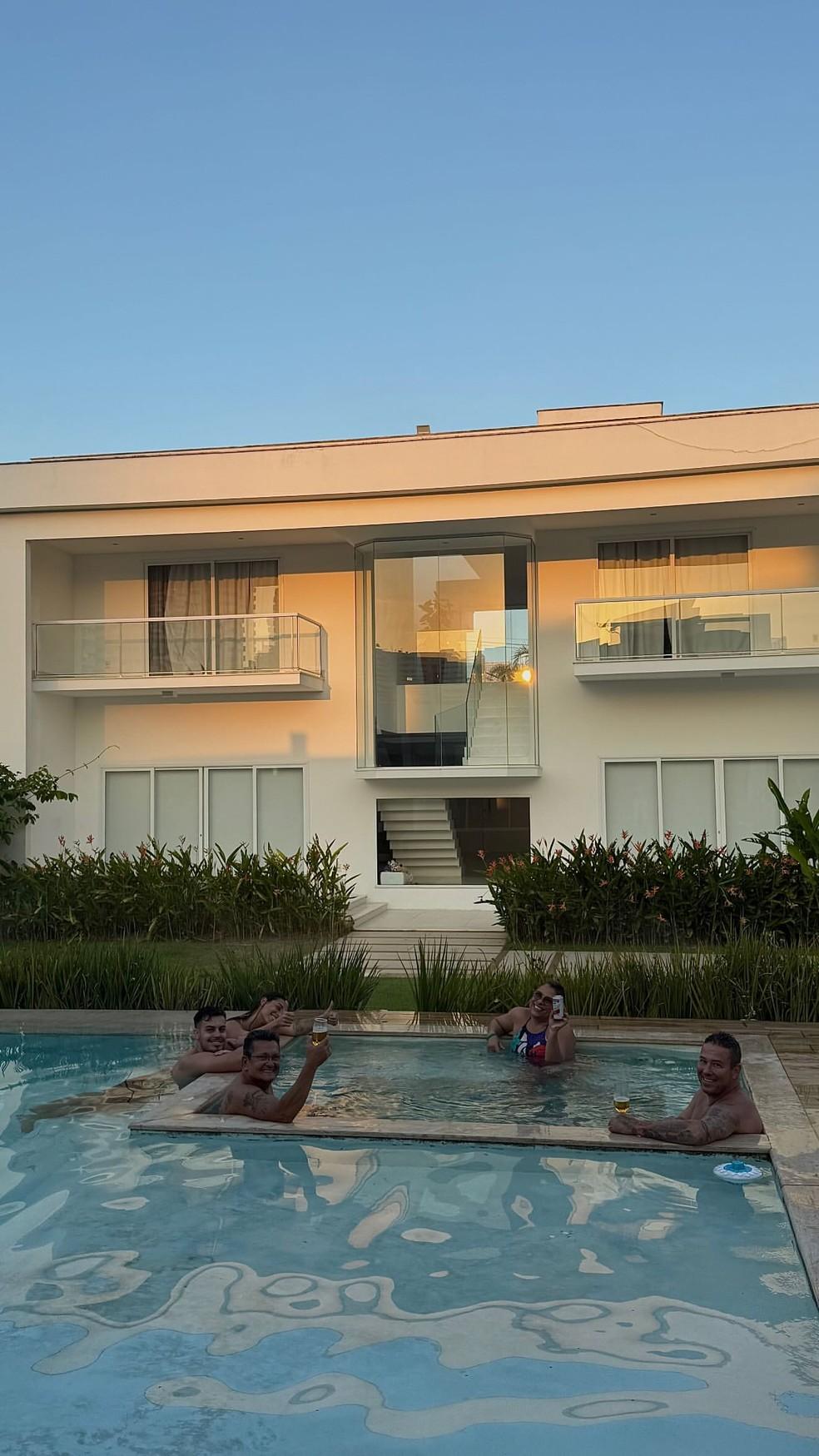 Mel Maia aproveitando dia de sol na piscina com um modelo de body moderno.