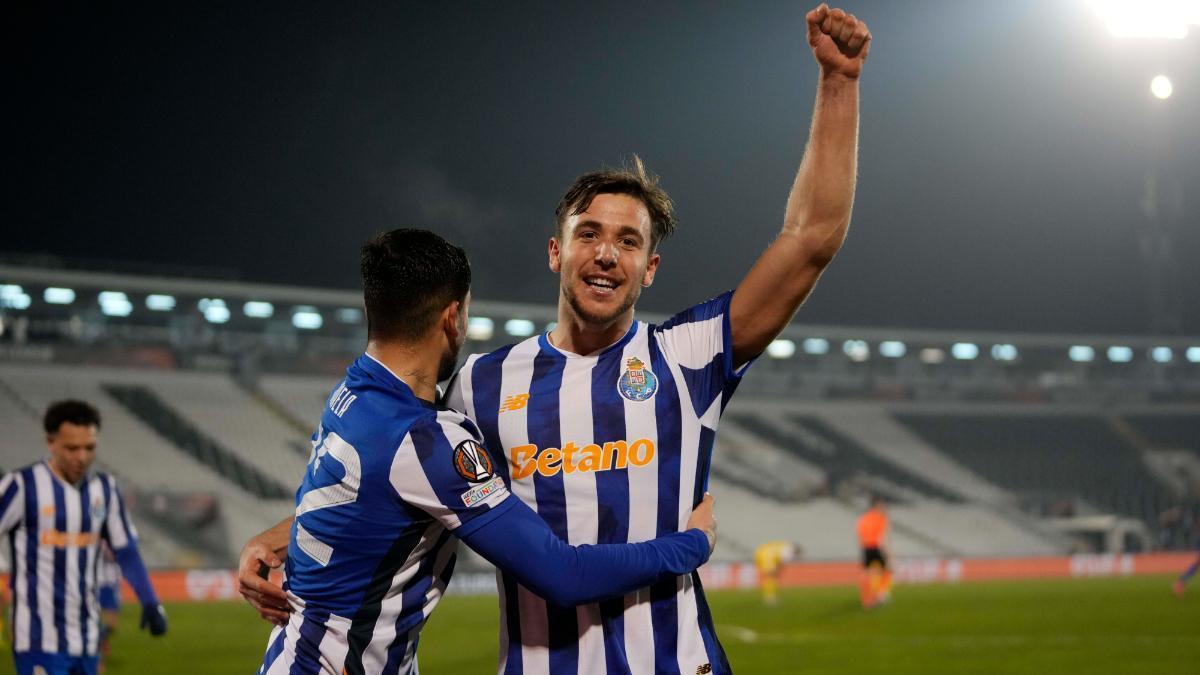Nico González celebrando o gol contra o Maccabi Tel Aviv