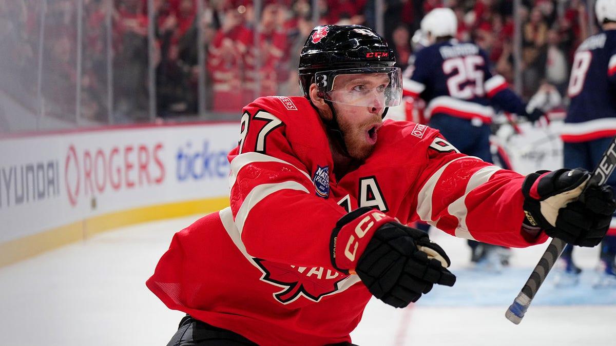 Connor McDavid após marcar um gol.