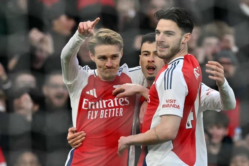 Jogadores do Arsenal comemorando gol