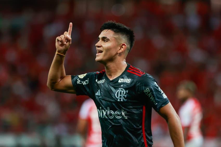 Carlos Alcaraz comemora gol