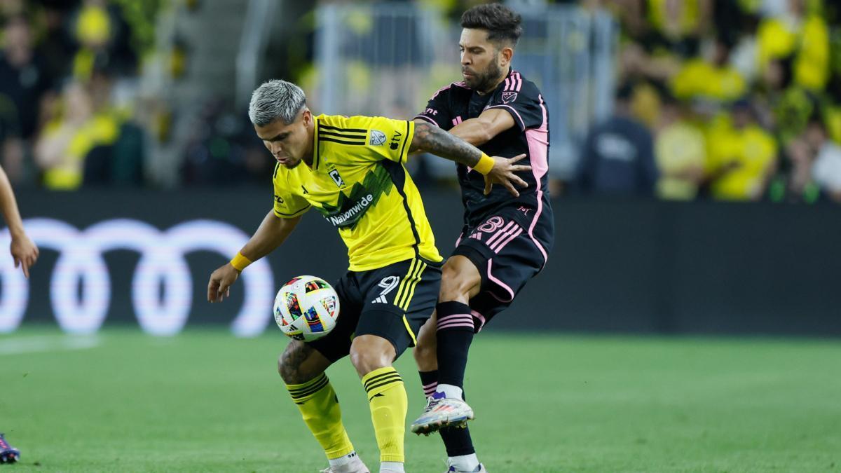 'Cucho' Hernández disputando uma partida com Jordi Alba