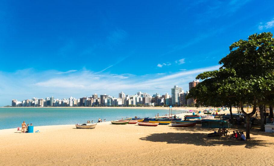 Praia em Vitória, capital do Espírito Santo; cidade é um dos destinos com passagens em promoção na Gol.