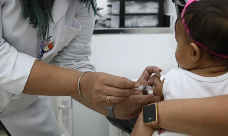 Ministério da Saúde Introduz Novas Vacinas para Combater Bronquiolite em Bebês