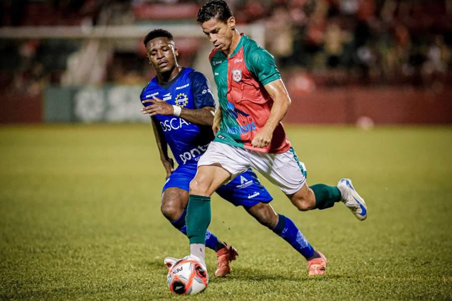 Jogadores em campo durante a partida da Portuguesa Santista