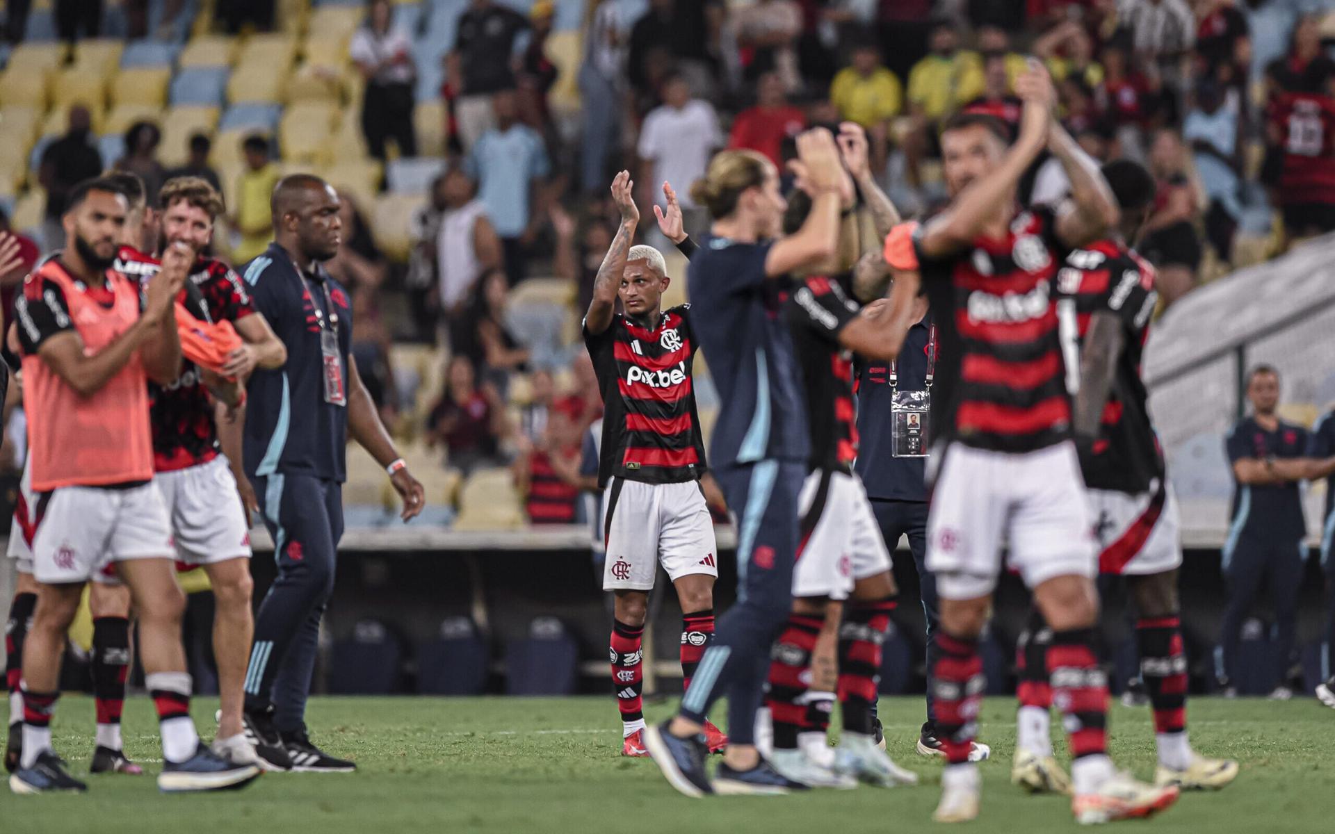 Filipe Luís e jogadores do Flamengo celebram vitória sobre o Botafogo