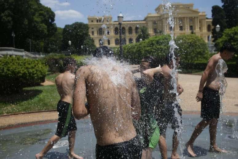 Estudantes se refrescando nas fontes do Museu do Ipiranga durante onda de calor