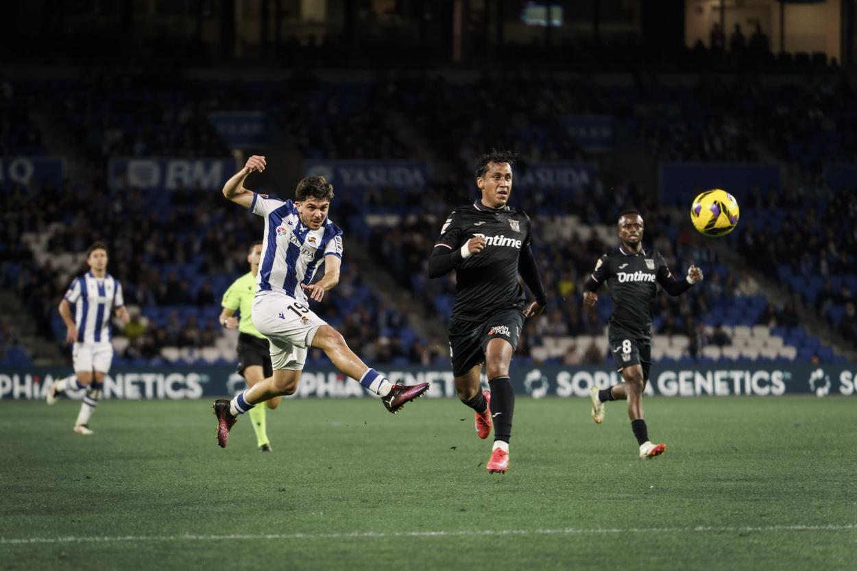 Zakharyan rematando um balón na primeira parte