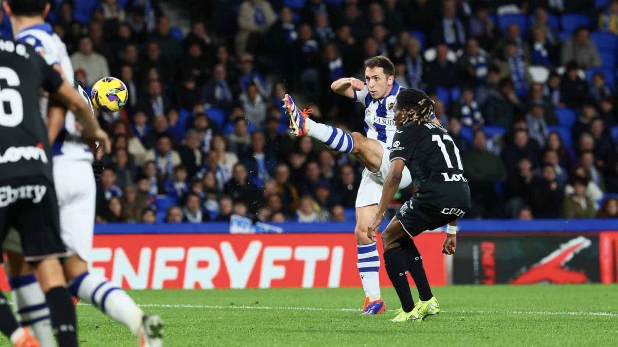 Olasagasti prestes a anotar o terceiro gol