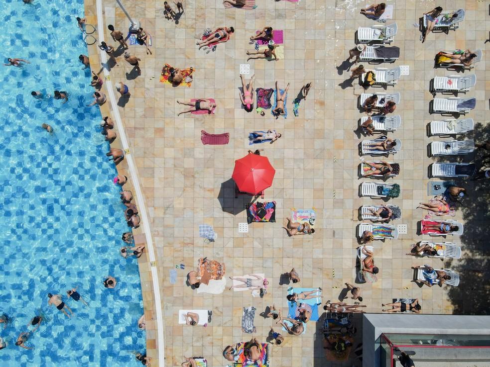 Público aproveitando mais um dia de sol e calor na piscina do Sesc Belenzinho, na Zona Leste de SP.