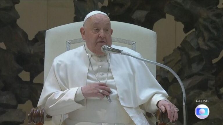 Papa Francisco sofre crise asmática e estado de saúde é crítico, diz Vaticano