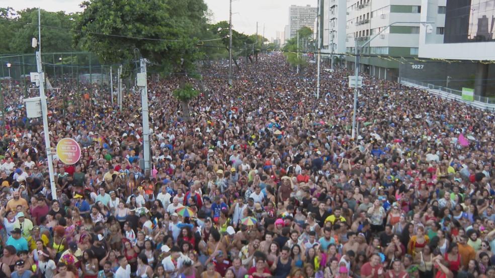 Multidão se espremeu para ver Alceu Valença em estreia do bloco Bicho Maluco Beleza no Recife