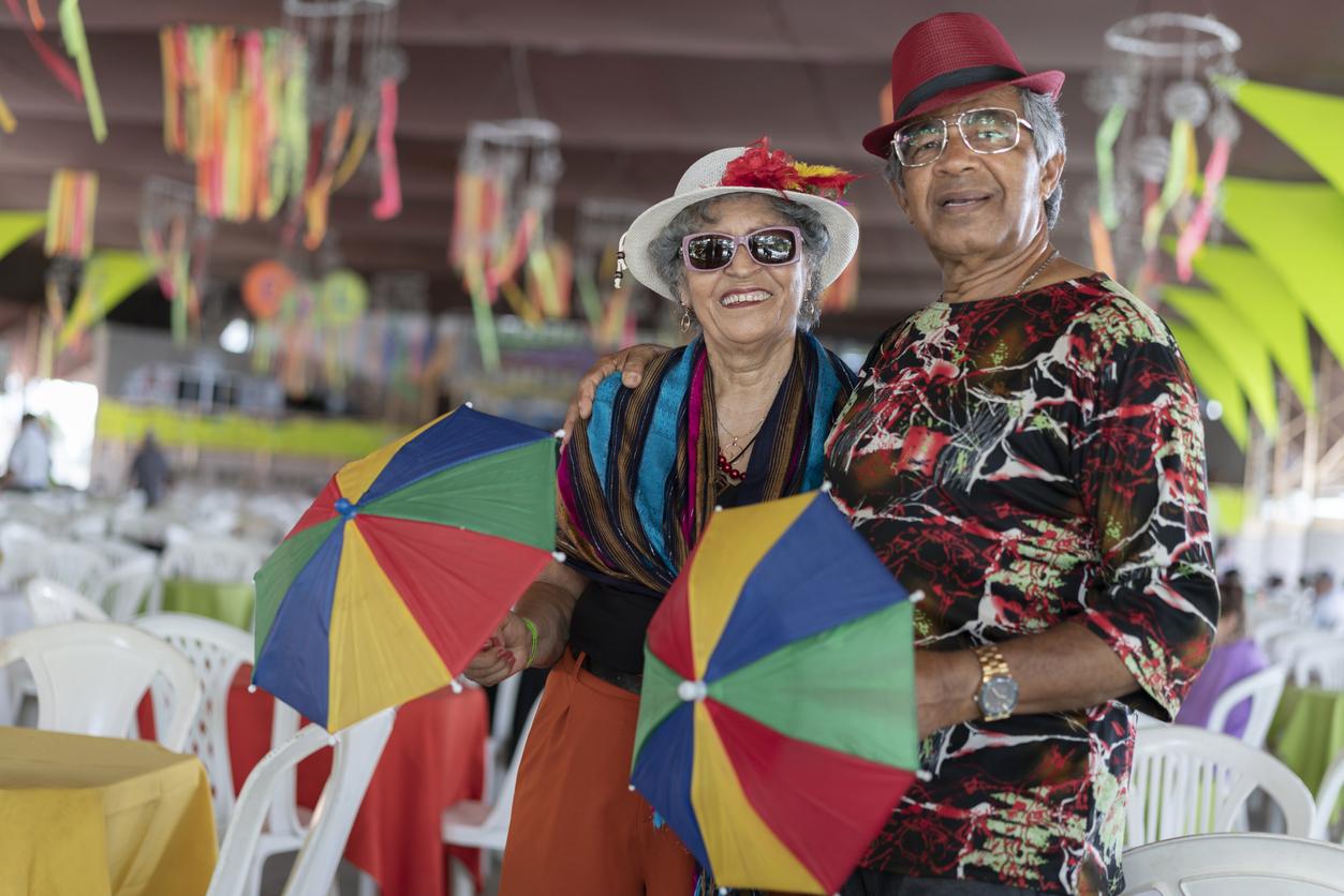 Idosos participando de rodas de conversa e arteterapia