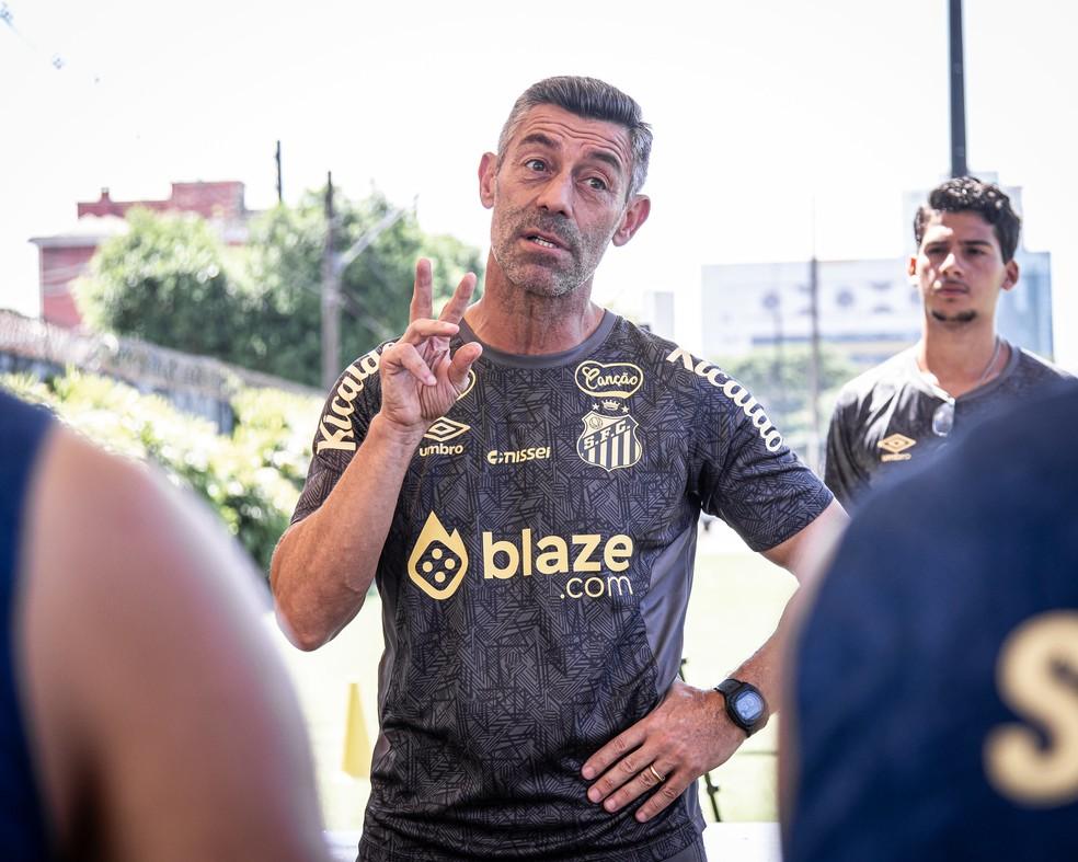 Treinador Pedro Caixinha em treino do Santos antes das quartas de final do Campeonato Paulista