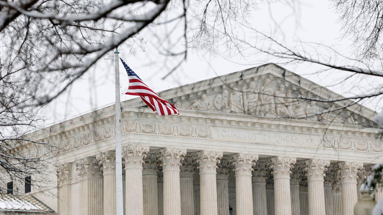 O Edifício da Suprema Corte dos Estados Unidos visto no Capitólio em Washington, DC.