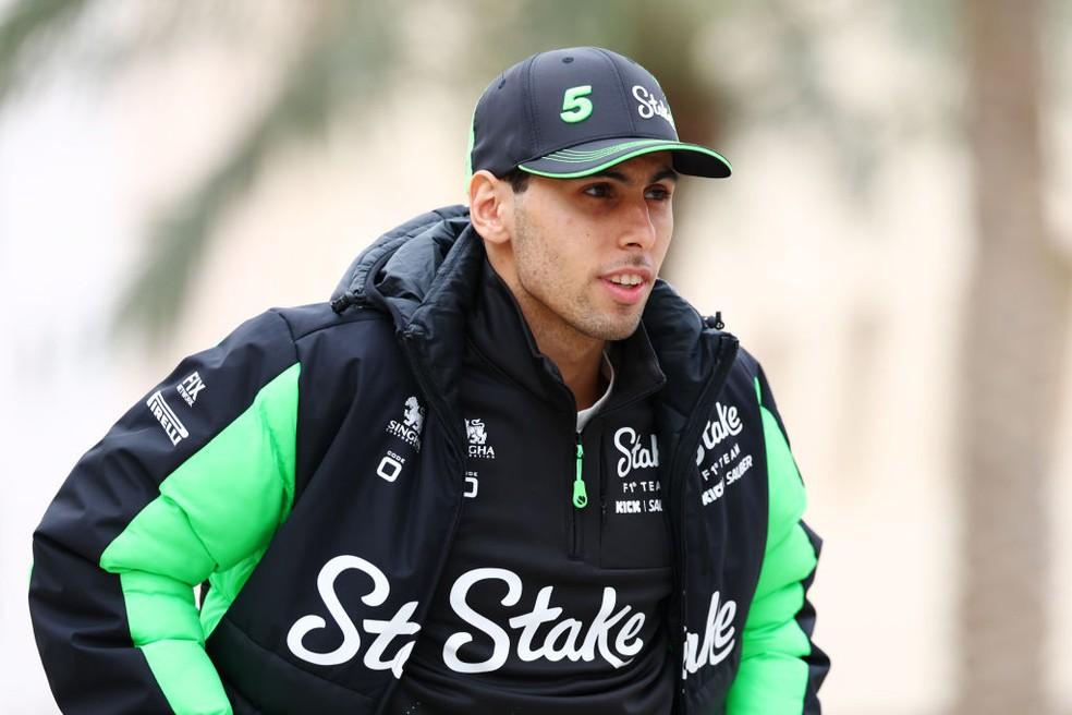 Gabriel Bortoleto no paddock do circuito do Bahrein