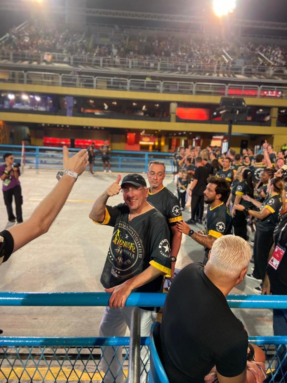 John Textor em desfile do Botafogo na Sapucaí