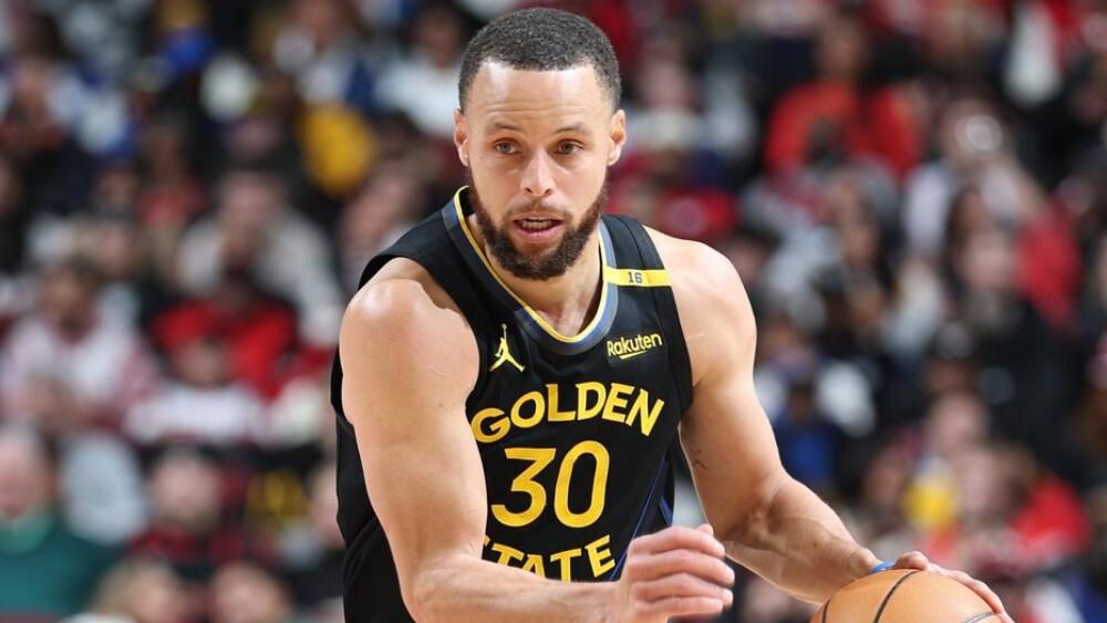 Stephen Curry em ação pelo Golden State Warriors na NBA.