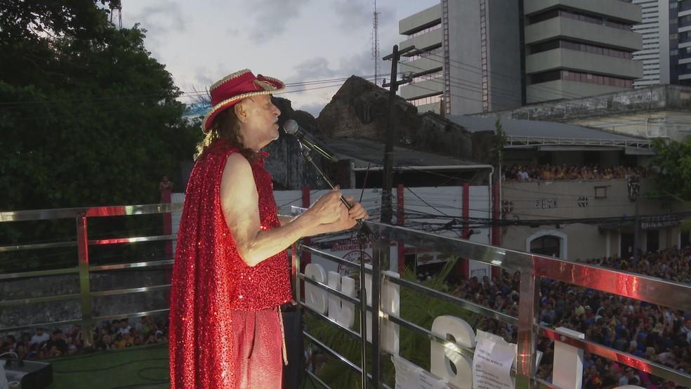 Alceu Valença no bloco Bicho Maluco Beleza, que animou multidão na Rua da Aurora, no Centro do Recife