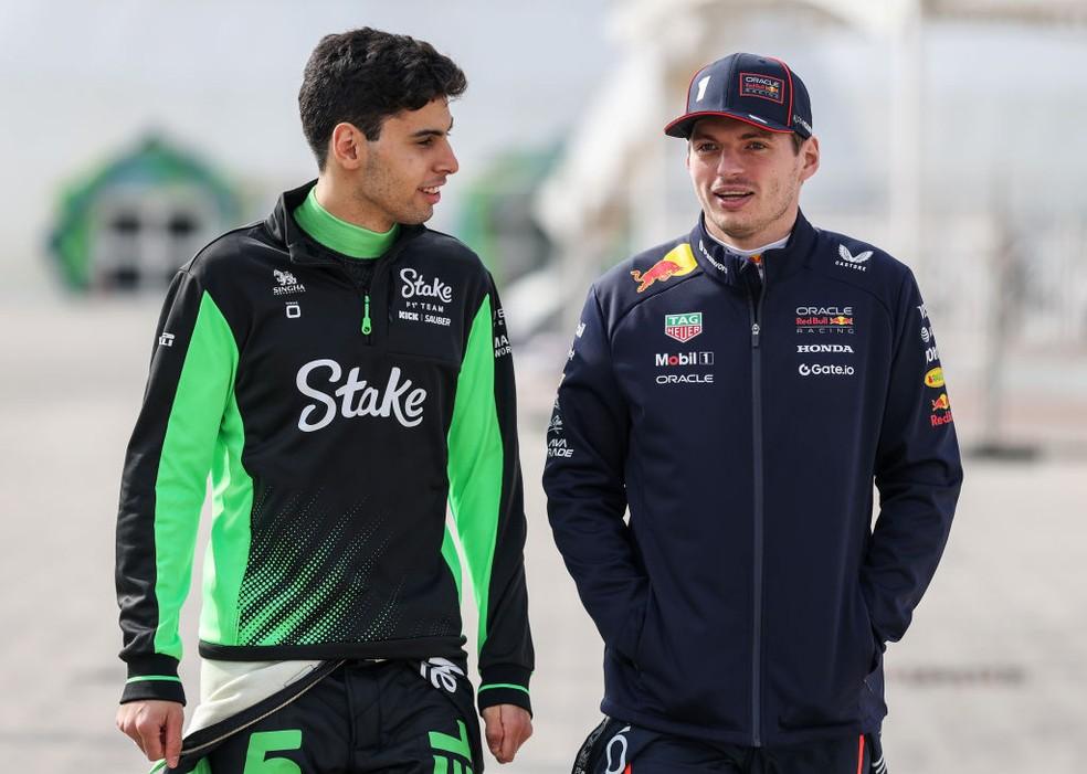 Gabriel Bortoleto e Max Verstappen no paddock no Bahrein