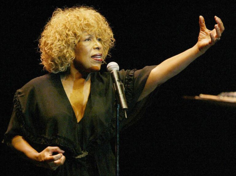 Roberta Flack, ícone da música, falece aos 88 anos