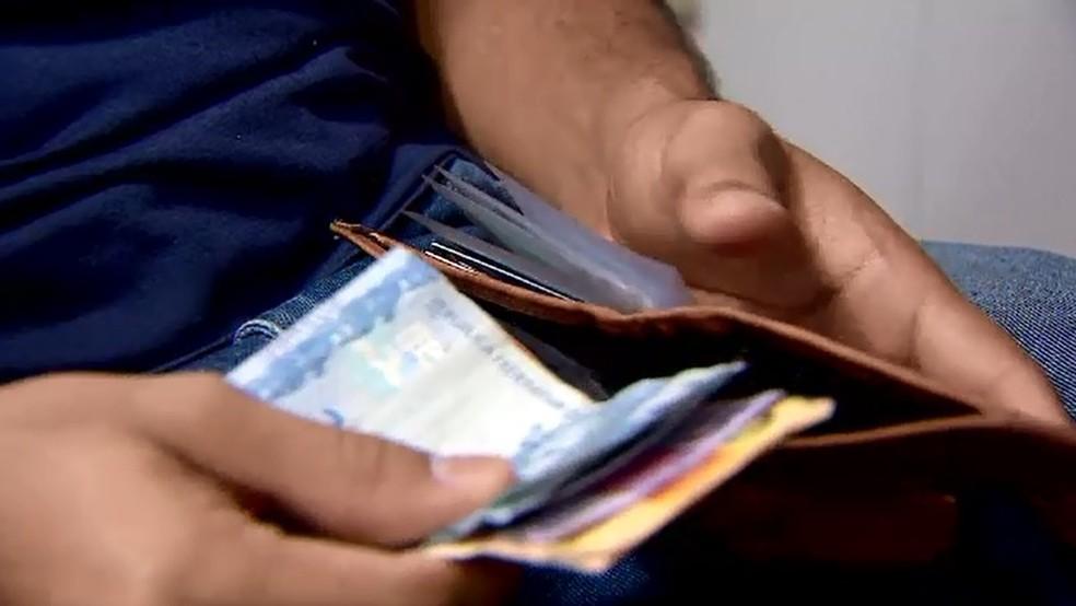 Famílias do AP usam R$ 4,4 mil para pagarem despesas; é a maior média do Norte e Nordeste - carteira com notas de dinheiro