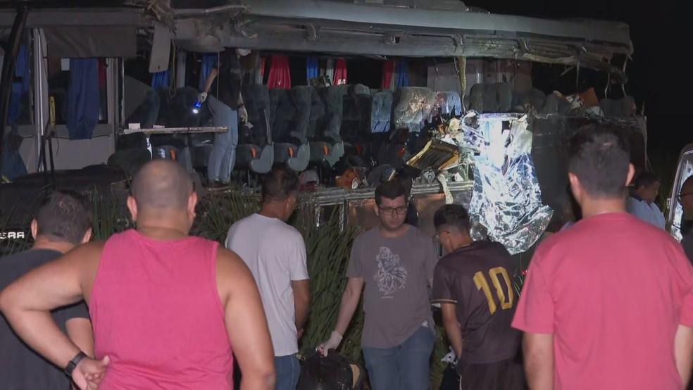 Testemunhas ajudam no resgate de vítimas de acidente entre ônibus e caminhão