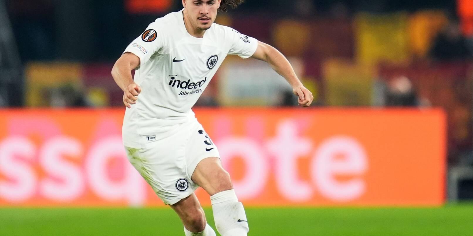 Arthur Theate assina contrato com o Eintracht Frankfurt.