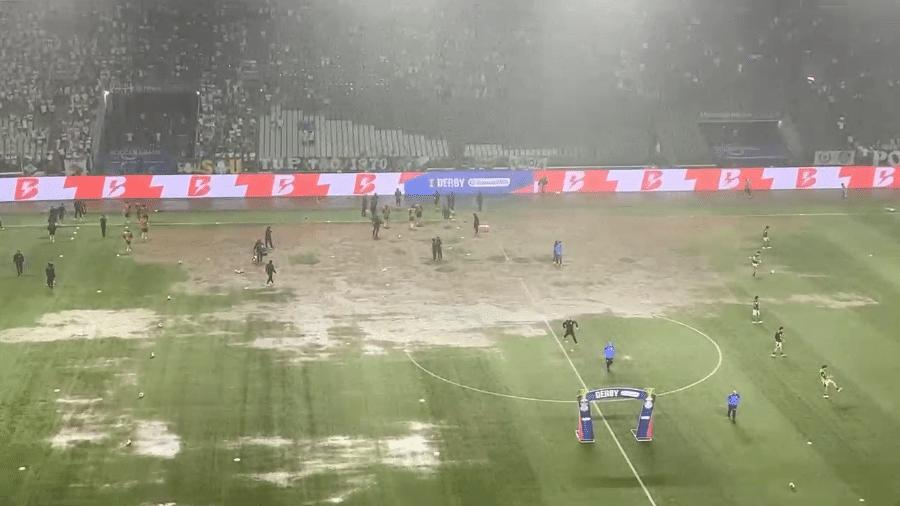 Campo alagado do Allianz Parque antes de Palmeiras x Corinthians.
