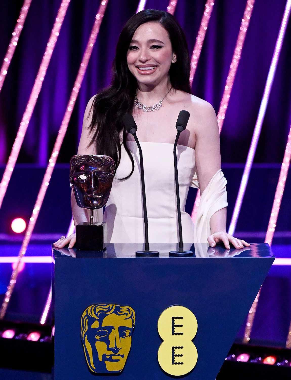 Mikey Madison realizando discurso sério no BAFTA 2025