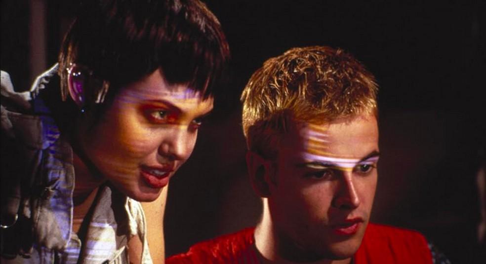 Angelina Jolie e Jonny Lee Miller em cena de Hackers: Piratas de Computador