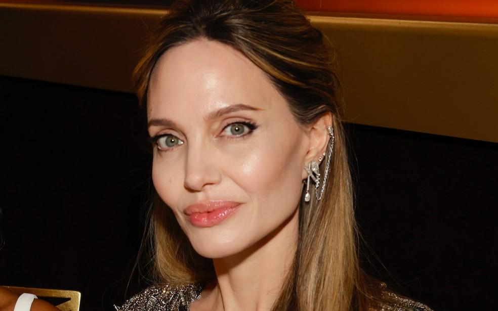 Angelina Jolie na cerimônia do Globo de Ouro de 2025