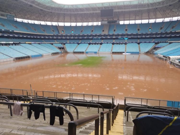 Gramado da Arena do Grêmio debaixo d'água.