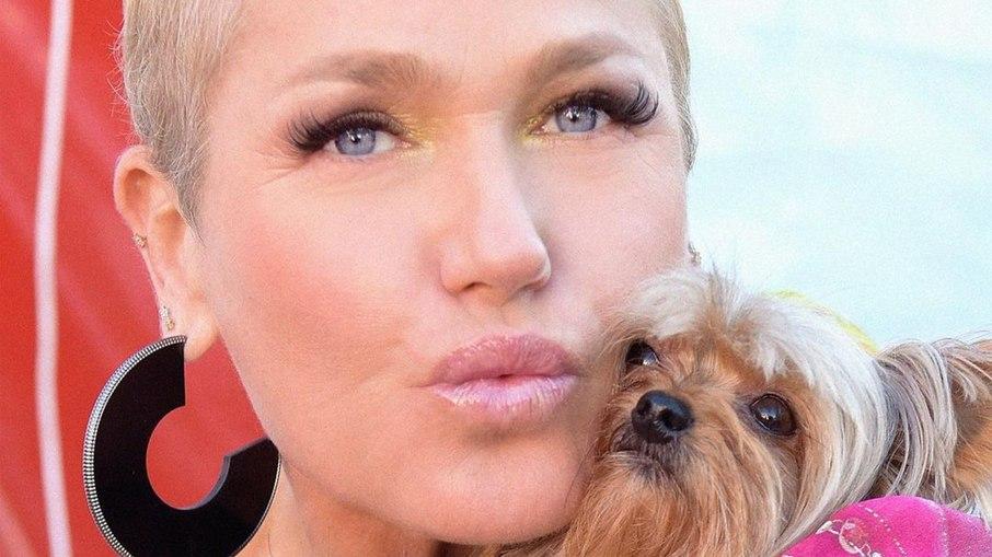 Xuxa ao lado de uma cadela.