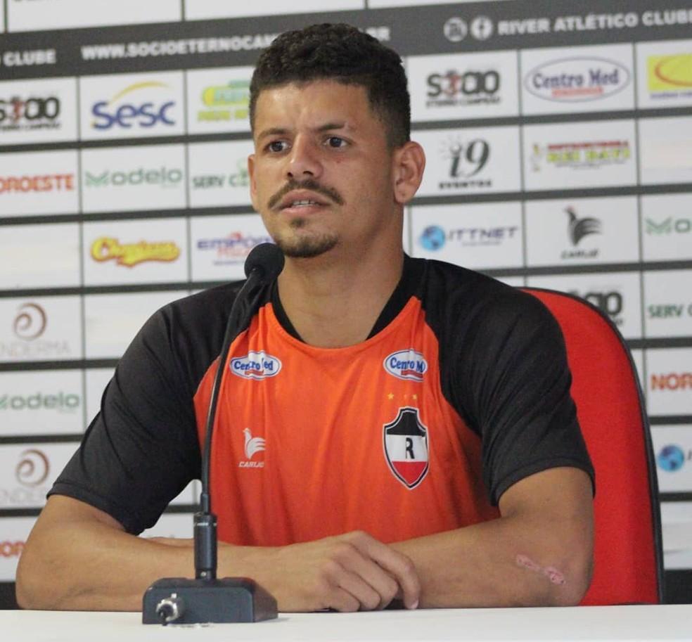 Emerson Júnior, volante do River-PI