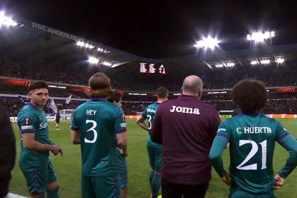 Jogadores retornando ao campo após a suspensão do jogo