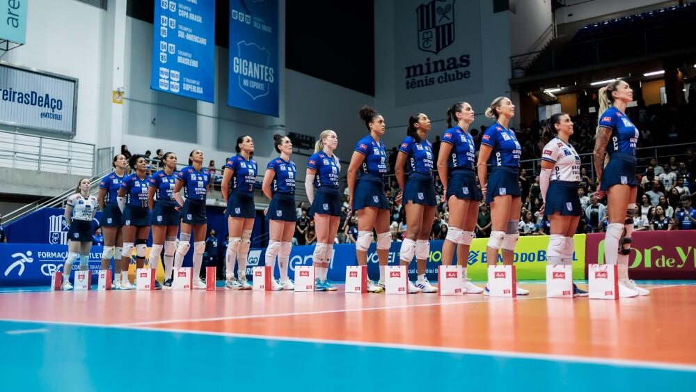 Time do Gerdau Minas antes de jogo contra o Barueri, pela Superliga Feminina 24/25.