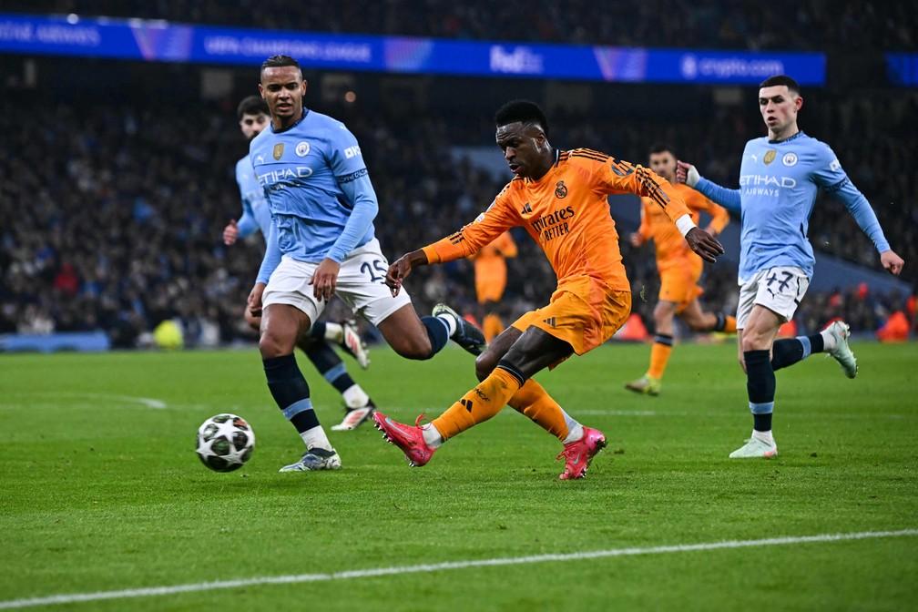 Vinicius Junior em duelo contra o Manchester City