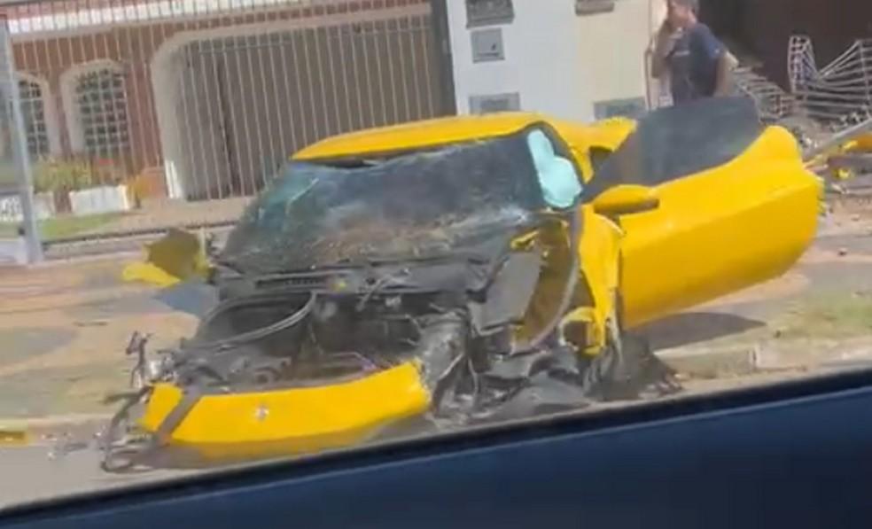 Ferrari envolvida em acidente bate contra o muro de uma casa na região de Campinas (SP)